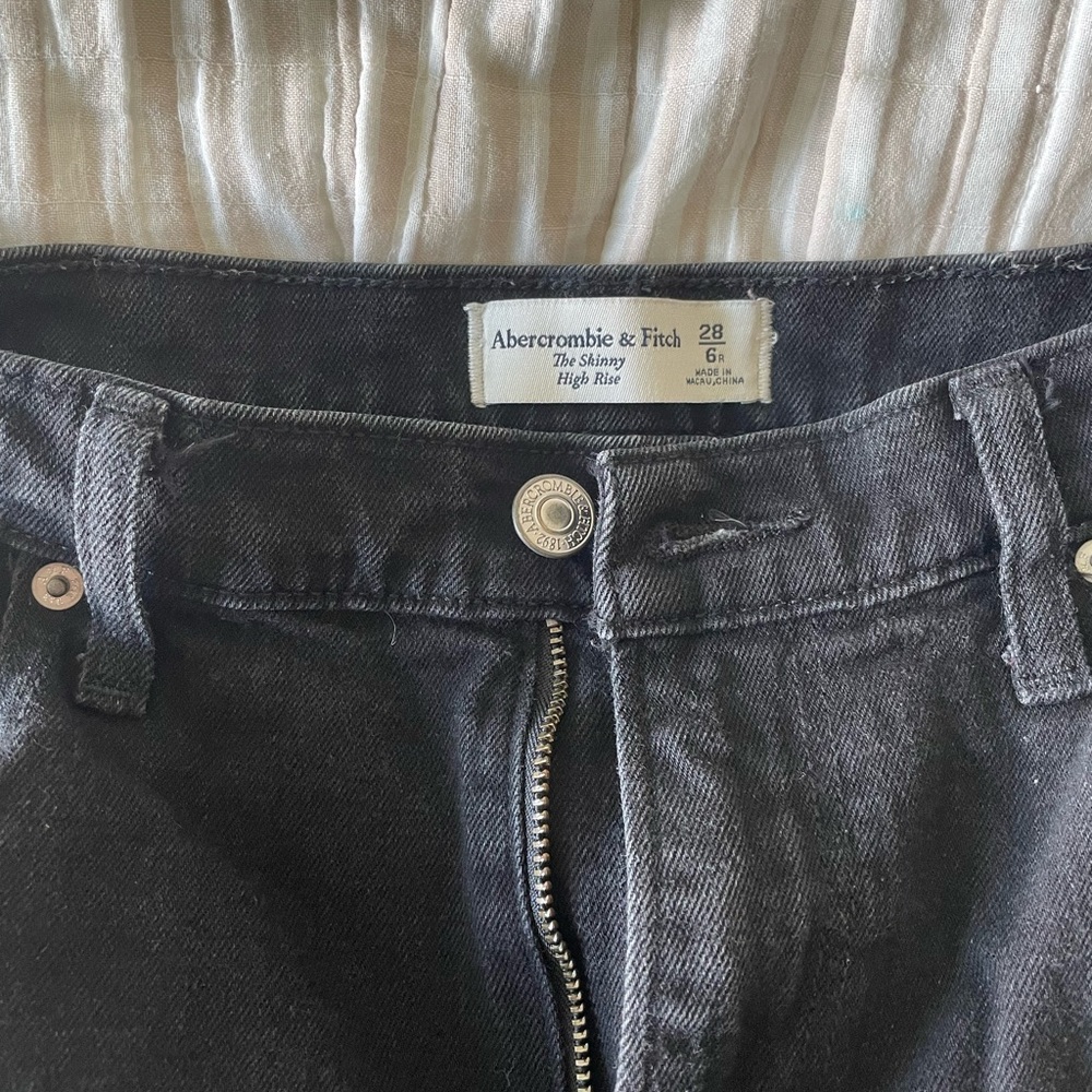 Abercrombie and Fitch, the skinny high-rise